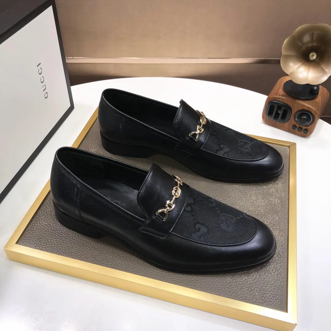 Factory batch 500💰Italy’s top luxury men’s shoe giant (GUCCI) (Gucci) (full cowhide lining) new arrival🍃Original European style🔰 Pleasant to the eye😍In order to make the shoes more durable and non-deformable🌀The production continues to follow traditional methods but there is still no lack of innovation💪The original sheepskin is selected for the leather♻️Smooth, natural and extra bright⭐Made of imported cowhide The rich man’s first choice 38-45 (45 customized)